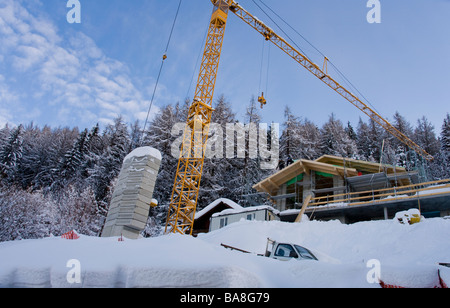 Scène hivernale d'un chalet en bois en construction à Nendaz, Valais, Suisse. Banque D'Images