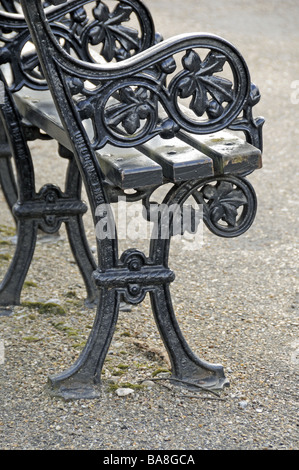 Banc en bois et fer forgé, Hampstead, Londres, Royaume-Uni. Banque D'Images