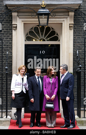 Le président français Nicolas Sarkozy et sa femme Carla Bruni Sarkozy avec le Premier ministre britannique Gordon Brown et son épouse Sarah à Downing Street Banque D'Images