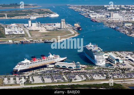 Les navires de croisière dans le port à Port Canaveral, Cocoa Beach, Floride Banque D'Images