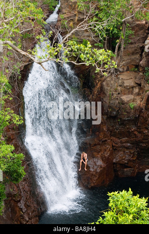 À la nageuse Florence Falls dans la région de Litchfield National Park, Territoire du Nord, Australie Banque D'Images