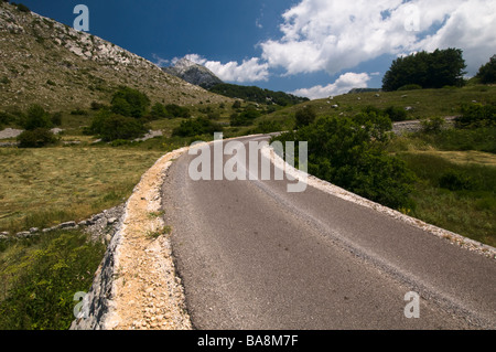 Une route qui traverse la vallée à côté de la montagne de Lovcen Banque D'Images