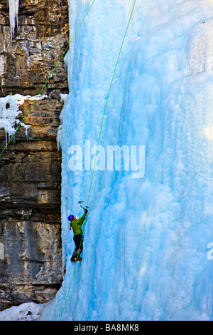 Leur travail grimpeur jusqu'en haut d'un visage de glace. Banque D'Images