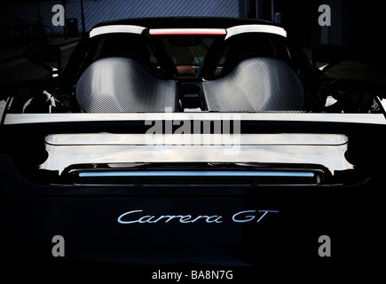 Vue arrière du capot moteur et de démarrage d'un aileron PORSCHE CARRERA GT noir Banque D'Images