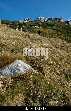 Snežnik montagne à Gorski Kotar, Croatie, Europe, groupe d'alpinistes, hébergement dans un arrière-plan, marque sur un rocher. Banque D'Images