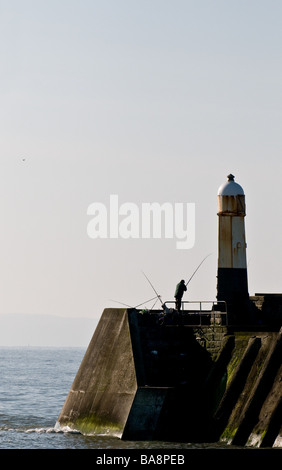 Les pêcheurs du phare jetée à Porthcawl au Pays de Galles. Photo par Gordon 1928 Banque D'Images