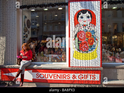 Une femme en face d'une boutique de souvenirs, la rue Arbat, Moscou, Russie Banque D'Images