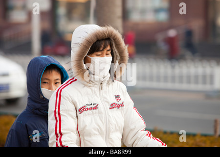 Le port chinois masque de visage pour neutraliser la pollution de l'air terrible à Beijing, Chine Banque D'Images
