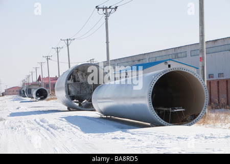 Pièces d'éoliennes dans la rue devant une éolienne en usine de fabrication de Linfen dans le nord de la Chine Banque D'Images