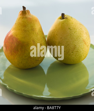 Deux poires sur une assiette Banque D'Images