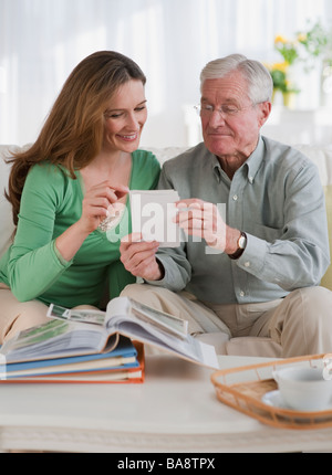 Père et fille regardant albums photo Banque D'Images