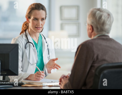 Médecin consultant senior man Banque D'Images