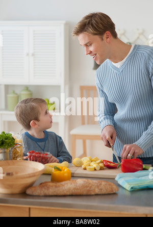 Père et fils cuire le dîner Banque D'Images