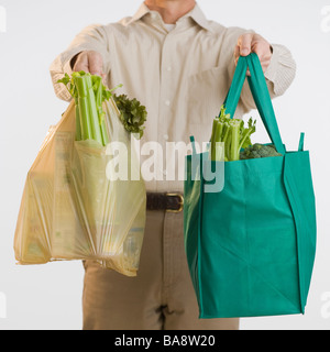 Man holding de sacs réutilisables Banque D'Images