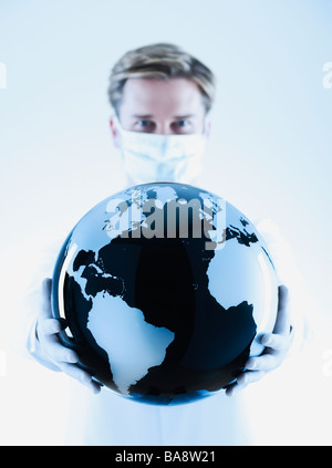 Scientist holding globe noir et blanc Banque D'Images