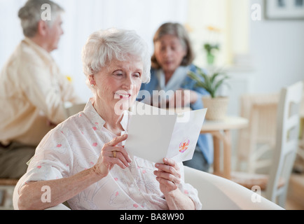 Senior woman reading carte de souhaits Banque D'Images