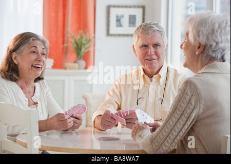 Les adultes jouent aux cartes Banque D'Images