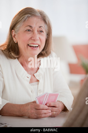 Senior woman playing cards Banque D'Images