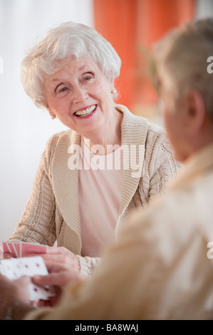 Les adultes jouent aux cartes Banque D'Images