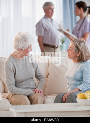 Senior Woman talking on sofa Banque D'Images