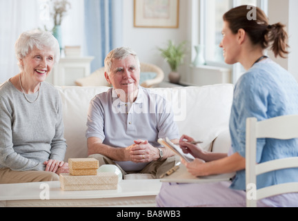 Nurse talking to senior adults Banque D'Images