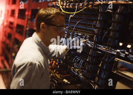 Les techniciens en informatique dans les serveurs de l'environnement de haute technologie. Banque D'Images