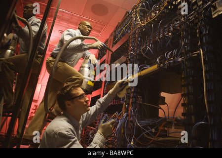 Les techniciens en informatique dans les serveurs de l'environnement de haute technologie. Banque D'Images