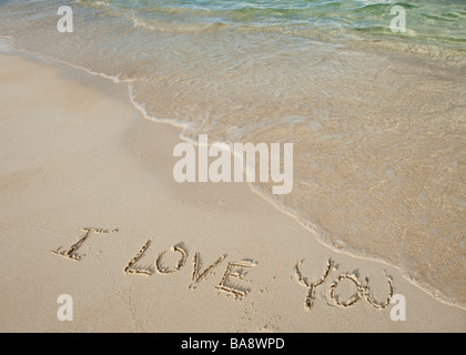Je t'aime message écrit dans le sable Banque D'Images