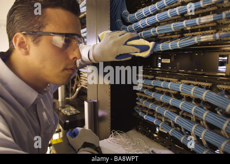 Les techniciens en informatique dans les serveurs de l'environnement de haute technologie. Banque D'Images