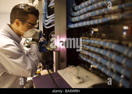 Les techniciens en informatique dans les serveurs de l'environnement de haute technologie. Banque D'Images