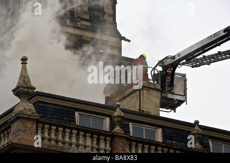 Extinction des pompiers de fumée tourbillonnent les toits de coffee shop Braithwaites local dans le centre-ville de Dundee, Royaume-Uni Banque D'Images