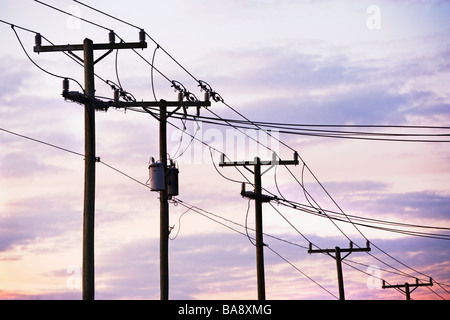 Les tours de communications et de lignes à haute tension Banque D'Images