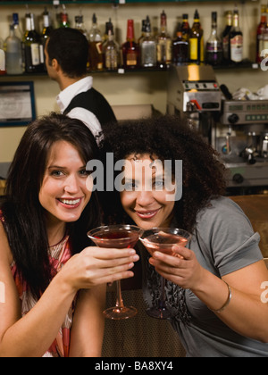 Les amis de boire des cocktails au bar Banque D'Images