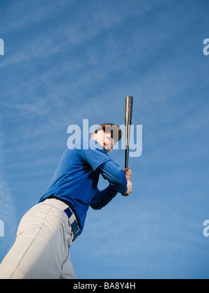 Baseball player swinging bat Banque D'Images