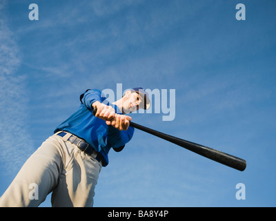 Baseball player swinging bat Banque D'Images