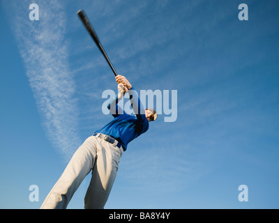 Baseball player swinging bat Banque D'Images