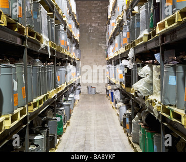 Poubelles sur entrepôt Banque D'Images