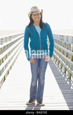 Portrait of teenage girl wearing cowboy hat Banque D'Images