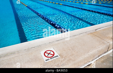 Aucun signe de plongée au bord de la piscine Banque D'Images
