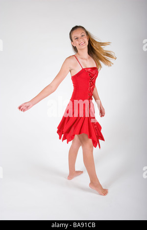 Portrait de jeune femme en robe rouge, studio shot Banque D'Images