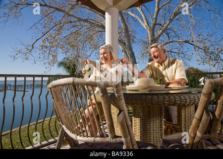 Portrait of senior couple relaxing on véranda de chambre Banque D'Images