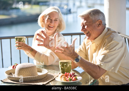 Portrait of senior couple relaxing on véranda de chambre Banque D'Images