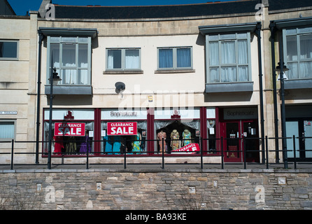 Boutique de mode pour femme moderne fermeture braderie à Calne Wiltshire Banque D'Images