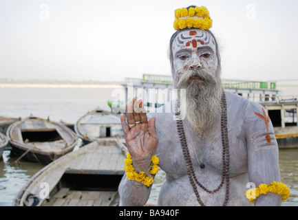 Un Indien Sadhu couverts de cendres sacrées. Banque D'Images