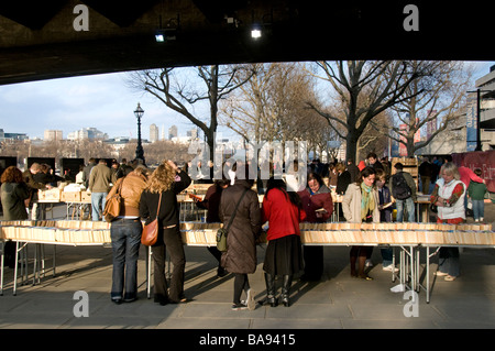 Marché du livre de seconde main sur Southbank à Londres Banque D'Images