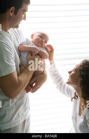 Jeune couple admiring bébé de trois mois Banque D'Images