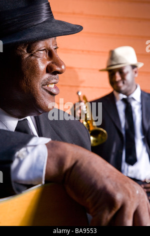 Portrait of African American man holding, musicien trompette en arrière-plan Banque D'Images