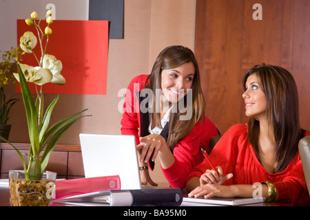 Les jeunes femmes à la mode de travail bureau moderne Banque D'Images