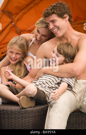 Portrait de famille heureuse avec deux enfants Banque D'Images