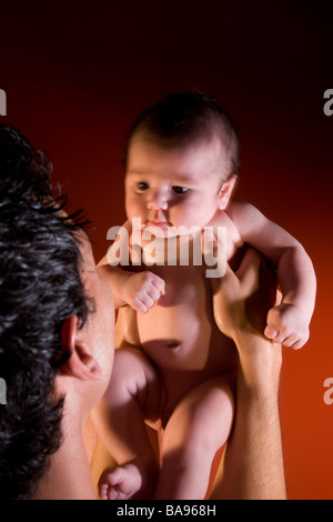Asian man holding baby boy dans ses bras Banque D'Images